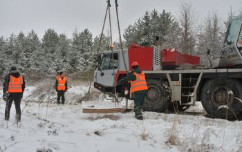 Uzstādīta galvenā Ziemassvētku egle