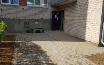 Veikti labiekārtošanas darbi daudzdzīvokļu mājas teritorijā Meža ielā 6