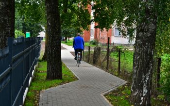Izbūvēta gājēju taciņa starp Torņa un Jauno ielu