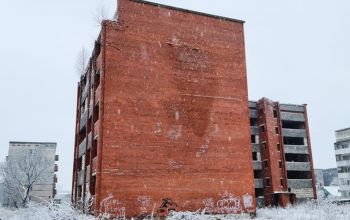 Uzsākta grausta nojaukšana Slimnīcas ielā 8, Jēkabpilī. 