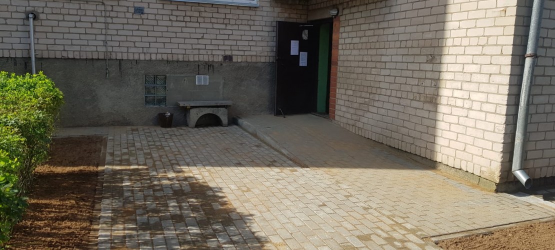 Veikti labiekārtošanas darbi daudzdzīvokļu mājas teritorijā Meža ielā 6