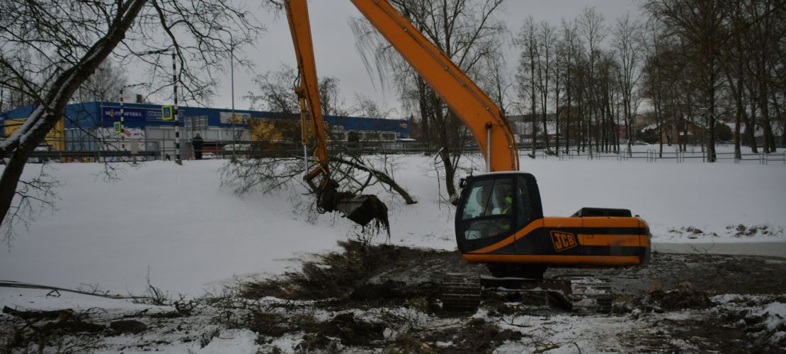 Uzsākta Kena parka dīķa tīrīšana