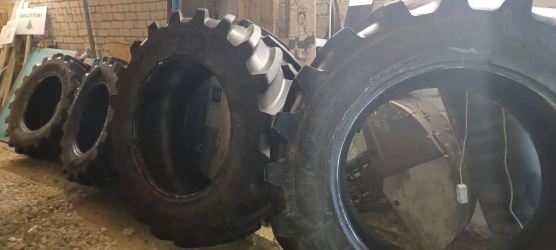 Par traktora riepu Bridgestone izsoli