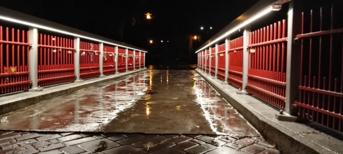 Izgaismots Kena parka tiltiņš
