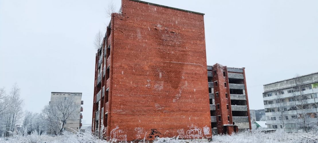 Uzsākta grausta nojaukšana Slimnīcas ielā 8, Jēkabpilī. 